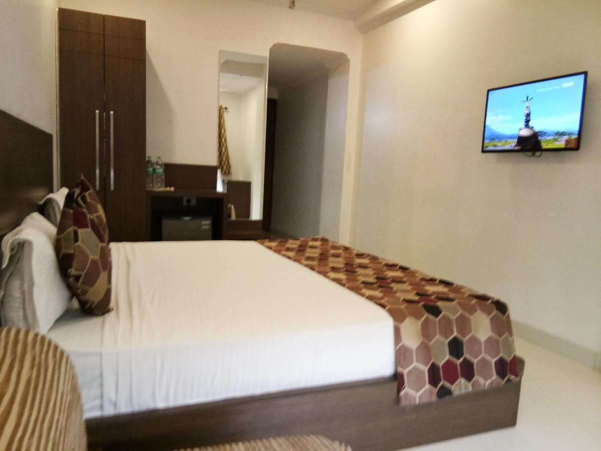 Hotel Delux Inn Агра Экстерьер фото